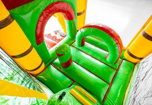 Springkasteel in jungleworld thema met een glijbaan bestellen voor kinderen. Koop opblaasbare springkastelen online bij JB Inflatables Nederland