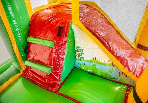 Springkussen in thema krokodil met een glijbaan kopen voor kinderen. Bestel opblaasbare springkussens online bij JB Inflatables Nederland