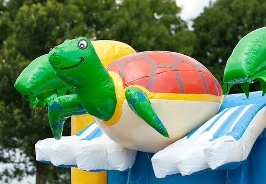 Koop middelmatig opblaasbare multiplay springkussen in turtle thema met glijbaan voor kinderen. Bestel opblaasbare springkussens online bij JB Inflatables Nederland