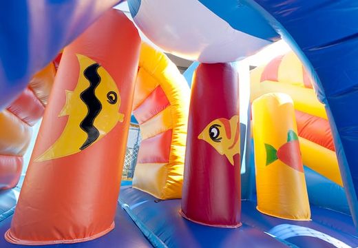 Multiplay walvis luchtkussen met een glijbaan, leuke objecten op het springvlak en opvallende 3D objecten kopen voor kids. Bestel opblaasbare luchtkussens online bij JB Inflatables Nederland
