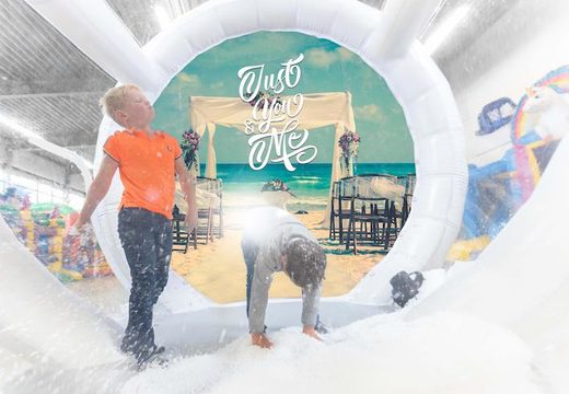 Koop snowglobe luchtdicht XL in married thema voor zowel jong als oud. Bestel opblaasbare winterattracties nu online bij JB Inflatables Nederland 