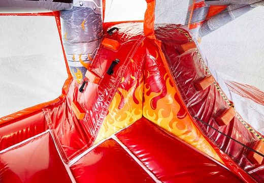 Opblaasbaar overdekt multiplay luchtkussen met glijbaan bestellen in thema brandweer voor kids. Koop opblaasbare luchtkussens online bij JB Inflatables Nederland