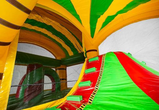 Springkasteel in jungle thema met een glijbaan bestellen voor kinderen. Koop opblaasbare springkastelen online bij JB Inflatables Nederland