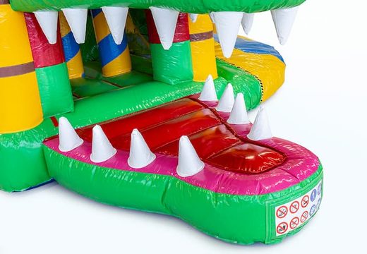 Springkasteel in krokodil thema met een glijbaan bestellen voor kinderen. Koop opblaasbare springkastelen online bij JB Inflatables Nederland