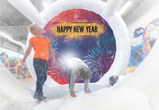 Bestel luchtdichte opblaasbare snowglobe XL in new-year thema voor zowel jong als oud. Koop opblaasbare winterattracties nu online bij JB Inflatables Nederland 