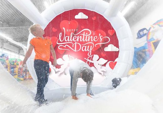Unieke opblaasbare snowglobe luchtdicht XL in valentijn thema voor zowel jong als oud kopen. Bestel opblaasbare winterattracties nu online bij JB Inflatables Nederland 