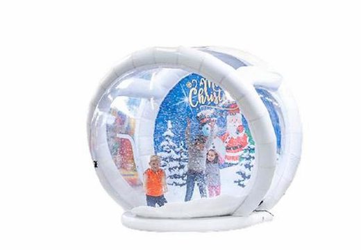 Unieke luchtdichte opblaasbare snowglobe XL bestellen voor zowel jong als oud. Koop opblaasbare winterattracties nu online bij JB Inflatables Nederland 