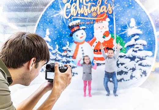 Unieke opblaasbare snowglobe XL kopen voor zowel jong als oud. Bestel opblaasbare winterattracties nu online bij JB Inflatables Nederland 