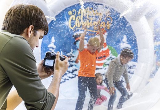 Opblaasbare luchtdichte snowglobe XL kopen voor zowel jong als oud. Bestel opblaasbare winterattracties nu online bij JB Inflatables Nederland 
