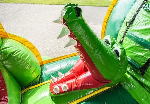 Koop opblaasbare 8 meter hindernisbaan in thema krokodil voor kids. Bestel opblaasbare stormbanen nu online bij JB Inflatables Nederland