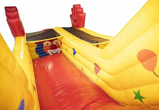 Clown slide super met de vrolijke kleuren, 3D-objecten en leuke print bestellen. Koop opblaasbare glijbanen nu online bij JB Inflatables Nederland