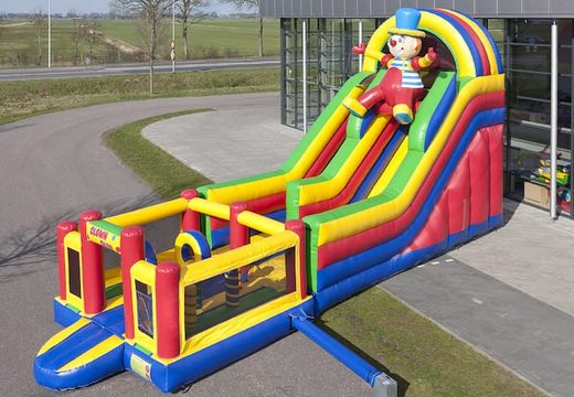 Multifunctionele opblaasbare glijbaan in clown thema met een plonsbad, indrukwekkend 3D object, frisse kleuren en de 3D obstakels voor kinderen bestellen. Koop opblaasbare glijbanen nu online bij JB Inflatables Nederland