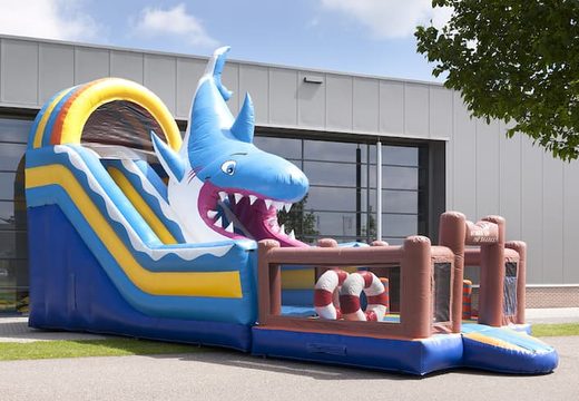 Unieke opblaasbare glijbaan in thema haai met een plonsbad, indrukwekkend 3D object, frisse kleuren en de 3D obstakels voor kinderen kopen. Bestel opblaasbare glijbanen nu online bij JB Inflatables Nederland