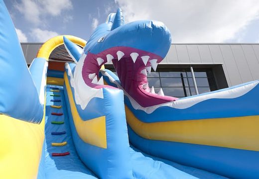 Koop een unieke multifunctionele opblaasbare glijbaan in haai thema met een plonsbad, indrukwekkend 3D object, frisse kleuren en de 3D obstakel voor kinderen. Bestel opblaasbare glijbanen nu online bij JB Inflatables Nederland