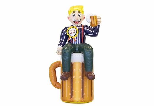 Opblaasbare Abraham pop op bierglas in de tuin blikvanger kopen voor 50 verjaardag feest jubileum bij JB Inflatables
