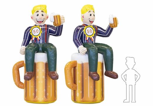 Opblaas Abraham pop op bierglas in de tuin blikvanger kopen voor 50 verjaardag feest jubileum bij JB Inflatables
