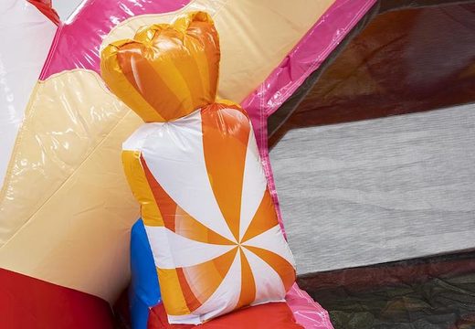 Opblaasbaar springkussen met glijbaan in candy thema met 3d snoepjes erop te koop voor kinderen