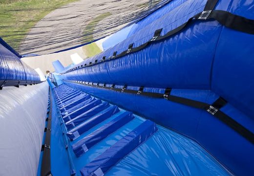 Perfecte opblaasbare monsterslide 11meter hoog en 53 meter lang met een dubbele trap voor kids kopen. Bestel opblaasbare glijbanen nu online bij JB Inflatables Nederland