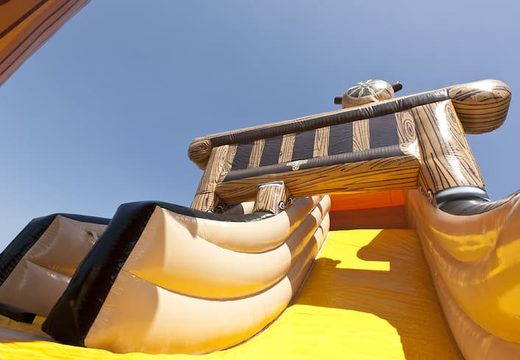 Koop opblaasbare glijbaan in thema piratenschip met coole 3D-objecten en fullcolour prints voor kinderen. Bestel opblaasbare glijbanen nu online bij JB Inflatables Nederland