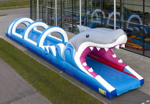 Koop opblaasbare buikschuifbaan 18 meter lang, in thema haai voor kinderen. Bestel opblaasbare glijbanen nu online bij JB Inflatables Nederland