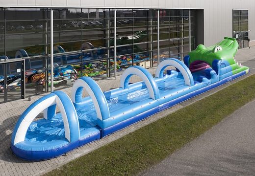 Koop 18m lange opblaasbare buikschuifbaan in thema krokodil voor kinderen. Bestel opblaasbare glijbanen nu online bij JB Inflatables Nederland