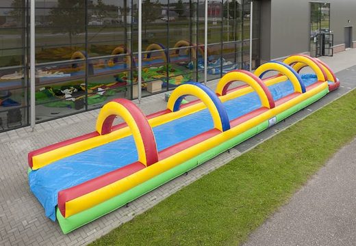 Standaard buikschuifbaan 18 meter lang met een extra brede baan kopen. Bestel opblaasbare glijbanen nu online bij JB Inflatables Nederland