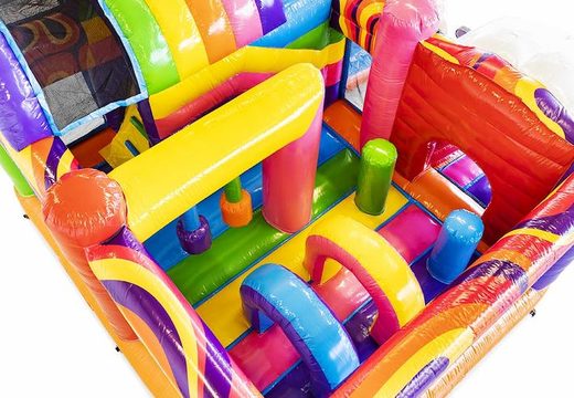 Opblaasbaar springkussen met glijbaan in hippie thema met veel kleuren kopen voor kinderen