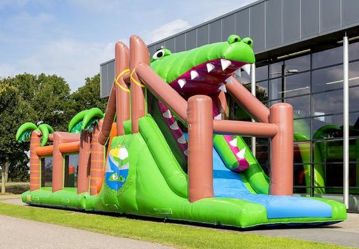 Koop een unieke 17 meter brede stormbaan in thema krokodil met 7 spelelementen en kleurrijke objecten voor kids. Bestel opblaasbare stormbanen nu online bij JB Inflatables Nederland