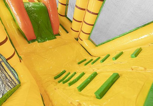 19meter lange stormbaan in thema jungle met passende 3D objecten kopen voor kids.  Bestel opblaasbare stormbanen nu online bij JB Inflatables Nederland