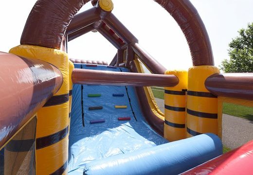 Opblaasbare unieke 17 meter brede stormbaan in thema piraat voor kids bestellen. Bestel opblaasbare stormbanen nu online bij JB Inflatables Nederland