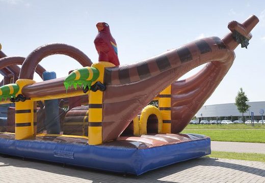 Unieke 17 meter brede hindernisbaan in piraat thema met 7 spelelementen en kleurrijke objecten bestellen voor kids. Koop opblaasbare stormbanen nu online bij JB Inflatables Nederland