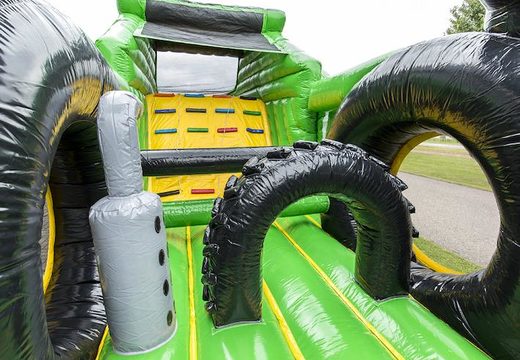 Unieke 17 meter brede hindernisbaan in traktor thema met 7 spelelementen en kleurrijke objecten bestellen voor kids. Koop opblaasbare stormbanen nu online bij JB Inflatables Nederland