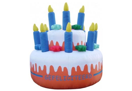 Opblaasbare taart  als blikvanger voor verjaardagen met de tekst gefeliciteerd