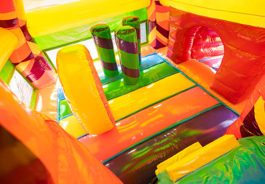 Bestel opblaasbaar springkasteel overdekt met glijbaan in hippy thema met veel kleuren 