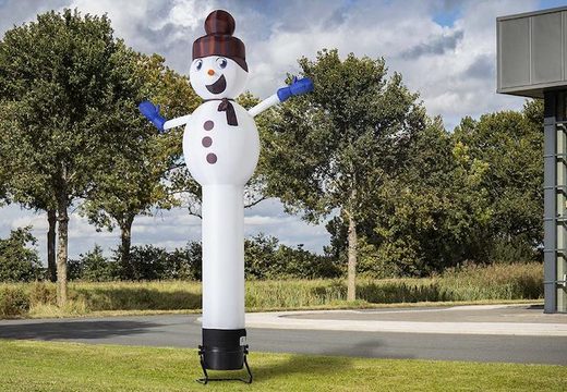 Koop de opblaasbare skydancer sneeuwpop van 6m hoog nu online bij JB Inflatables Nederland. Standaard inflatables skytubes kopen voor elke evenement