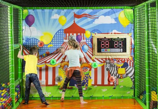 Interactieve muur met spot in circus thema voorin een playground kopen bij Jb 