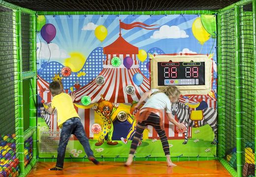 Interactieve muur met spot in circus thema voorin een playground te koop bij Jb 