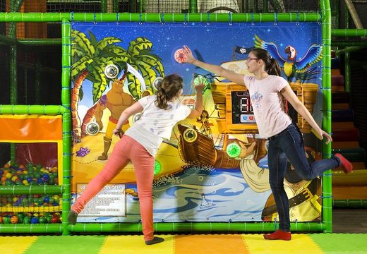 Muur met interactieve spots voor in een playground te koop met pirate thema voor kinderen