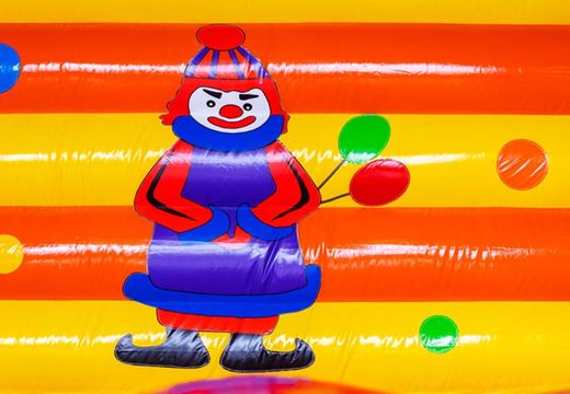 Clown met ballonnen op springkussen