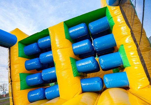 Blauwe obstakels op extreme obstacle run