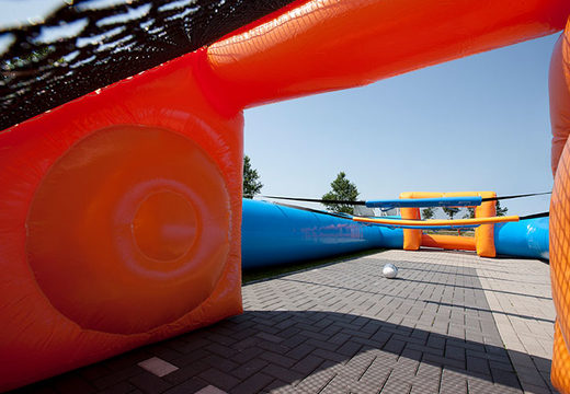 Blauw oranje opblaasbare tafelvoetbal met unieke boardingschuifsysteem voor kids bestellen. Koop opblaasbare tafelvoetbal nu online bij JB Inflatables Nederland