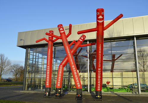 Opblaasbare Brandweer Gelderland midden skydancer in rood op maat gemaakt bij JB Promotions Nederland; specialist in opblaasbare reclame artikelen zoals inflatable tubes