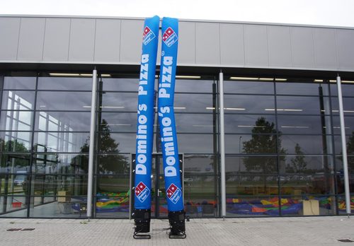 Opblaasbare Domino's Pizza Skytube op maat gemaakt bij JB Promotions Nederland; specialist in opblaasbare reclame artikelen zoals inflatable tubes
