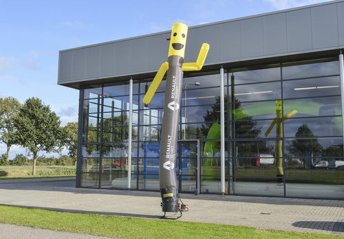 Opblaasbare Renault skydancer op maat gemaakt bij JB Promotions Nederland; specialist in opblaasbare reclame artikelen zoals inflatable tubes