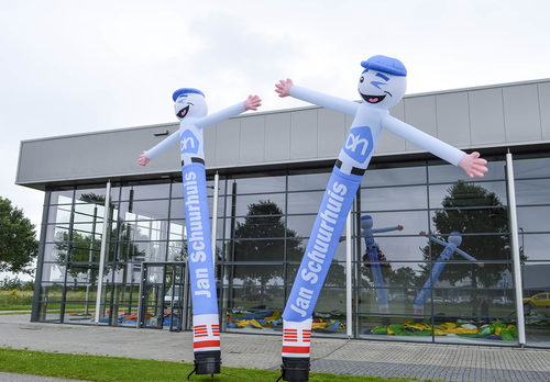 Opblaasbare Albert Heijn 3D skydancers met een ludieke knipoog op maat gemaakt bij JB Promotions Nederland; specialist in opblaasbare reclame artikelen zoals inflatable tubes