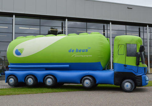 Opblaasbare De Heus vrachtwagen blikvanger te koop. Bestel uw opblaasbare productvergrotingen nu online bij JB Inflatables Nederland