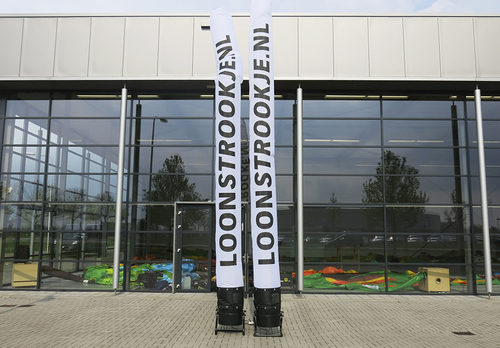 Maatwerk Loonstrookje.nl skytube in basiskleur met logo zijn perfect voor verschillende evenementen. Bestel op maat gemaakte airdancers bij JB Promotions Nederland