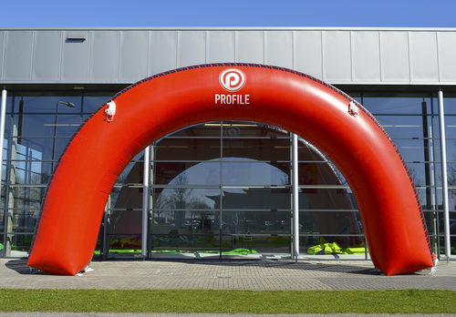 Gepersonaliseerde profile reclame boog te koop bij JB Inflatables Nederland. Bestel nu op maatwerk reclamebogen online